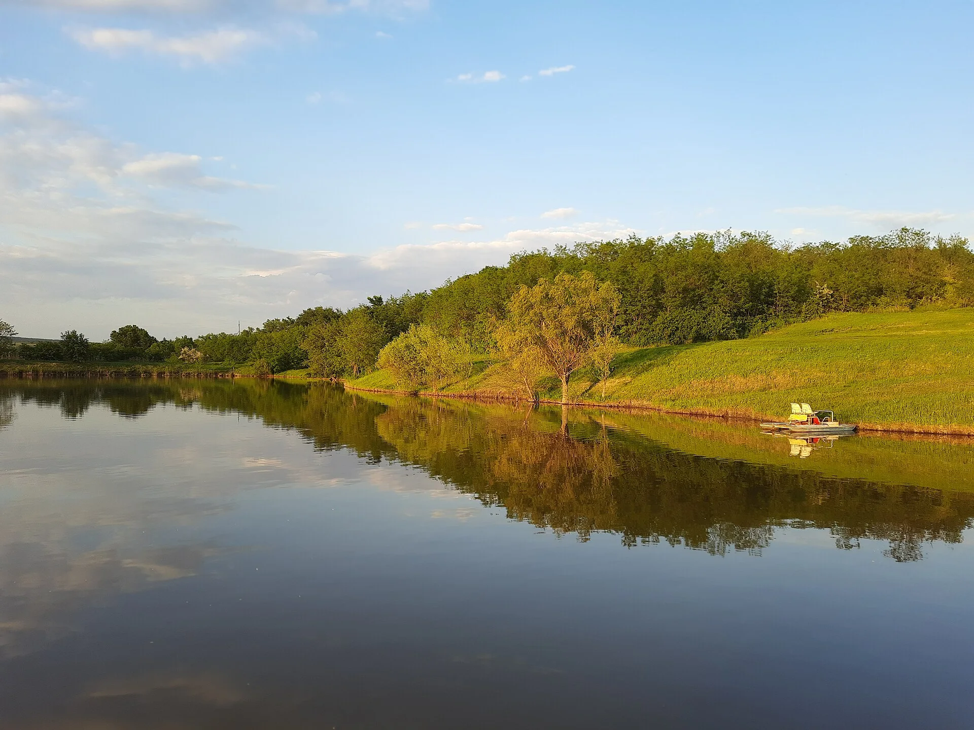 Lac înconjurat de vegetație la periferia municipiului Strășeni.